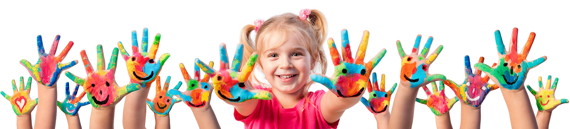 Żłoebk - Uśmiechnięta dziewczynka z pomalowanymi farbami dłońmi